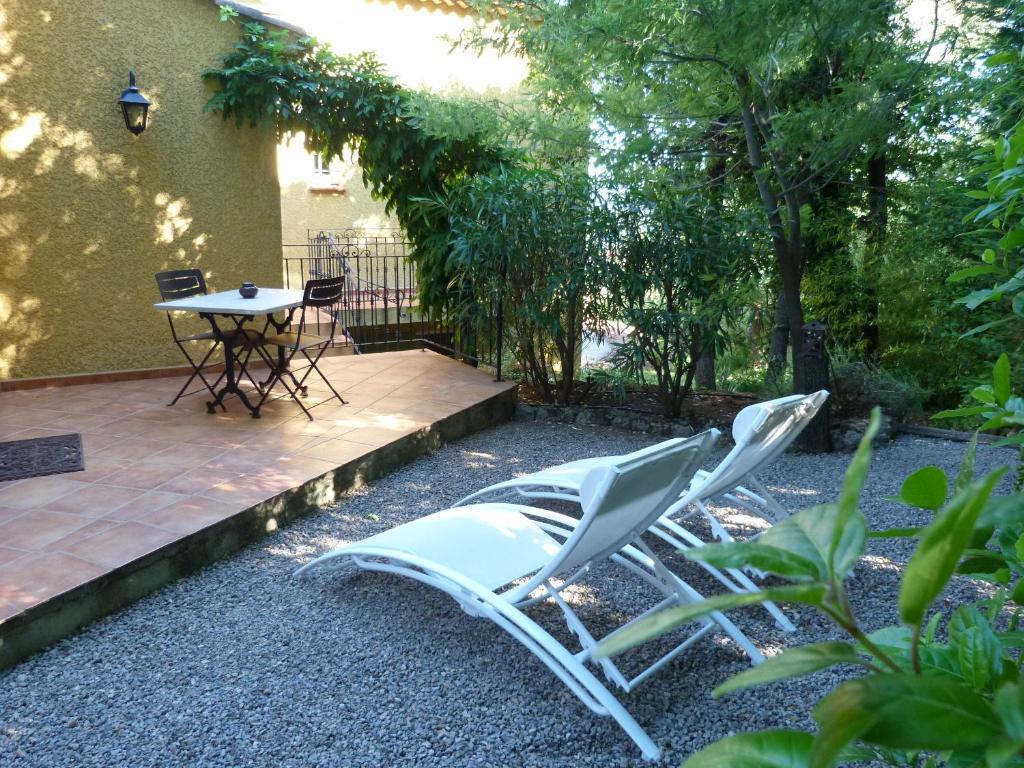 Le Mas Du Pere La Motte  Room photo