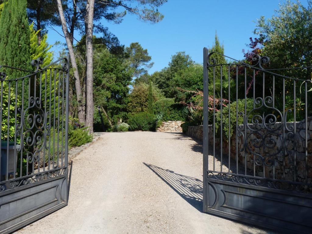 Le Mas Du Pere La Motte  Room photo
