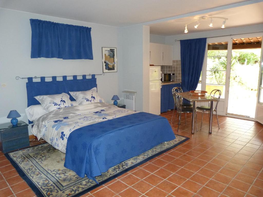 Le Mas Du Pere La Motte  Room photo